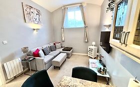Cosy County House Apartment With Free Private Parking Sleeps Up To Four Guests